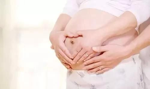 怀孕5个月的孕妇在站立时肚子有紧绷感，坐下或躺着就没有，这是为什么？