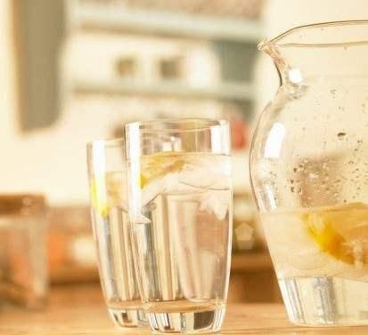 夏季减肥该多喝水吗？