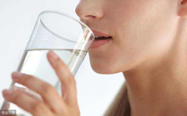 尿酸高喝冷水好照样温水好？喝水需要注重什么？听听药师怎么说