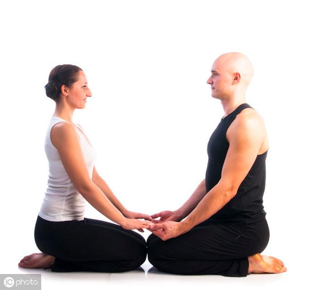 缓解腰痛有妙招，跪坐30秒，能够养胃缓腰痛、防治膝关节炎