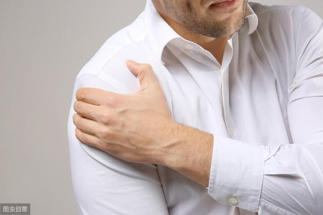 肩膀痛不是肩周炎，胆结石可能会引起右肩疼痛，人体的秘密不简单